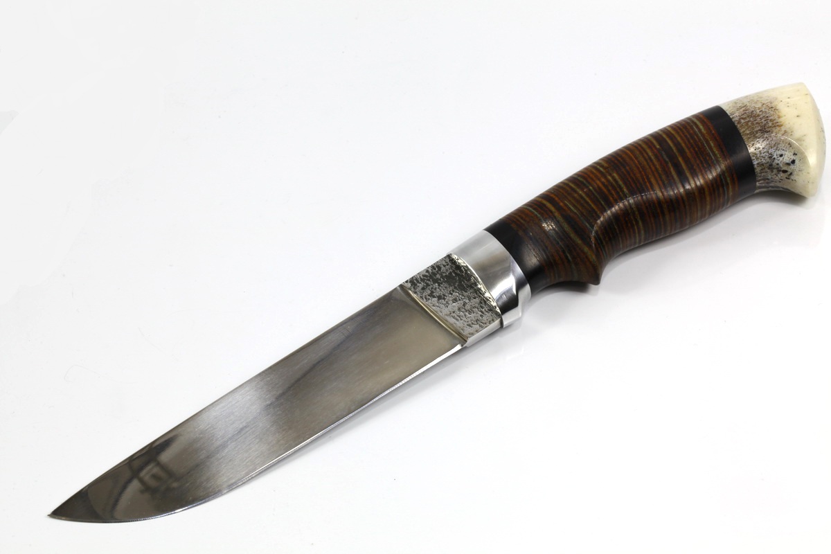 Охотничий нож с кожаной ручкой